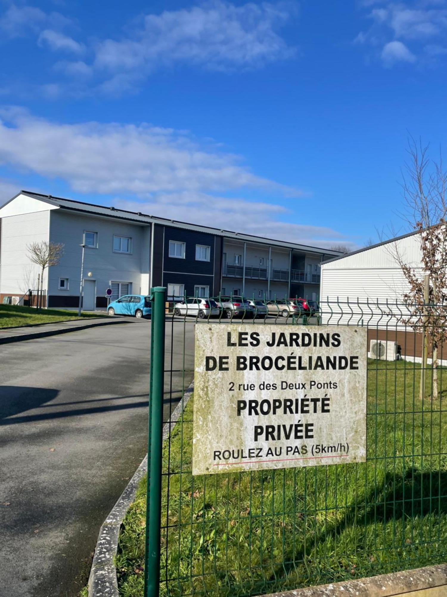 Le Jardin De Broceliande Lägenhet Ploërmel Exteriör bild
